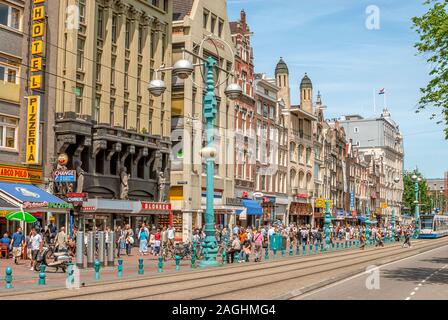 Paysage de rue à la rue commerçante Damrak dans le centre-ville d'Amsterdam, en Hollande. Banque D'Images