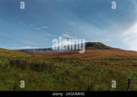 Des nuages au-dessus de l'un des sommets des Brecon Beacons sur l'A467, au Pays de Galles, Royaume-Uni. Samedi 26 Octobre 2019 Banque D'Images