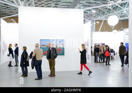 Artissima 2019 : les personnes qui visitent la foire d'art contemporain à l'Oval à Turin, Italie Banque D'Images