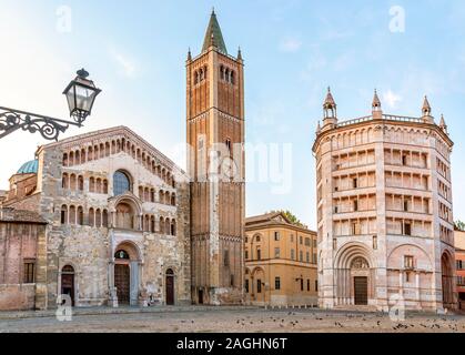 Tôt le matin, sur la Piazza Duomo, dans le centre-ville historique de Parme, Emilie-Romagne, Italie. Banque D'Images