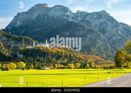 Le château de Neuschwanstein en automne, Allemagne Banque D'Images