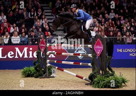 L'Allemagne Christian Ahlmann équitation Zampano Z lors de la compétition sur six Lemieux Bar jour 4 de la London International Horse Show à l'Olympia de Londres. Banque D'Images