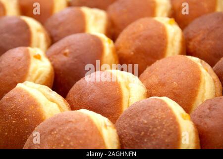 Bon nombre des beignets de carnaval autrichien autrichienne que l'on appelle Faschingskrapfen ou Berliner Krapfen sucrés, remplis de confiture d'abricot close up Banque D'Images