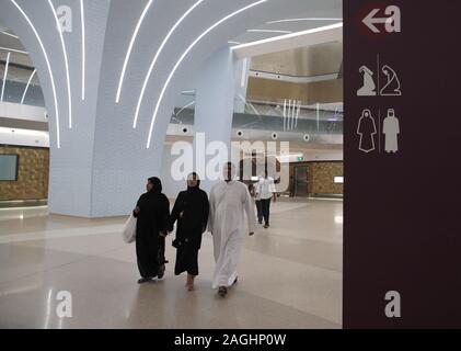 De plus, des affiches pour les hommes et les femmes dans la station de métro Msheireb à Doha, Qatar. Banque D'Images