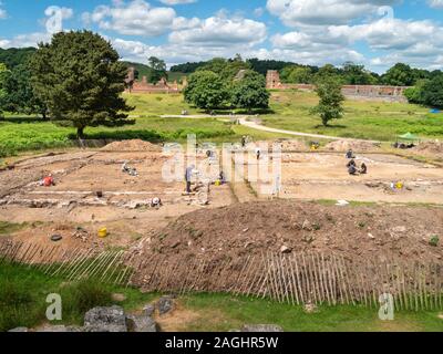 Site de fouilles archéologiques par des étudiants en archéologie de l'Université de Leicester sur une excursion à Bradgate Park, Leicestershire, England, UK Banque D'Images