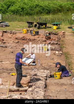 Site de fouilles archéologiques par des étudiants en archéologie de l'Université de Leicester sur une excursion à Bradgate Park, Leicestershire, England, UK Banque D'Images