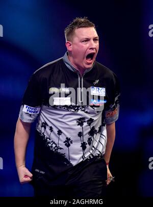Chris Dobey célèbre gagner un ensemble pendant son match contre Ron Meulenkamp pendant sept jours des Championnats du Monde de William Hill à l'Alexandra Palace, Londres. Banque D'Images