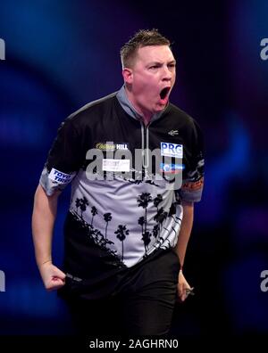 Chris Dobey célèbre gagner un ensemble pendant son match contre Ron Meulenkamp pendant sept jours des Championnats du Monde de William Hill à l'Alexandra Palace, Londres. Banque D'Images