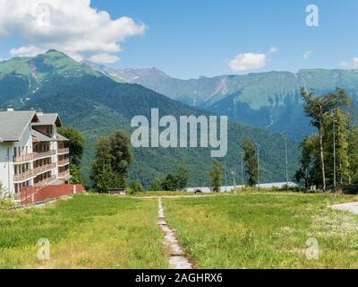 Belle vue sur les montagnes. Rosa Khutor. Hauteur 1100 m. Russie Sotchi 0804 2019 Banque D'Images