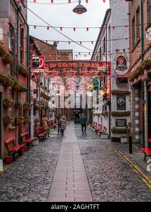 Belfast, en Irlande du Nord, Royaume-Uni, 19 Décembre 2019 : les lumières de Noël à l'extérieur du duc de York Bar, Commercial Court Banque D'Images