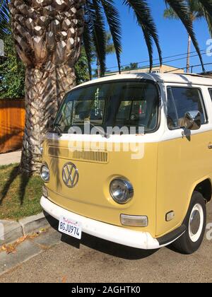 Classic beige et blanc vintage Volkswagen T1 camper van. San Diego, Californie, USA. Juillet 13th, 2019 Banque D'Images