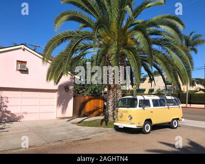 Classic beige et blanc vintage Volkswagen T1 camper van garé en face de la maison rose. San Diego, Californie, USA. Juillet 13th, 2019 Banque D'Images