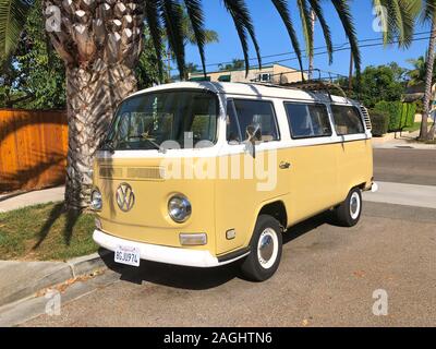 Classic beige et blanc vintage Volkswagen T1 camper van. San Diego, Californie, USA. Juillet 13th, 2019 Banque D'Images