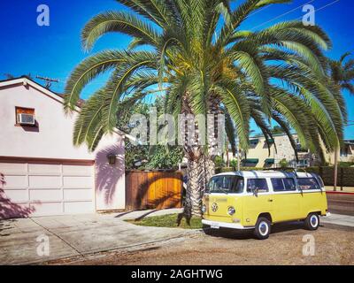 Classic beige et blanc vintage Volkswagen T1 camper van garé en face de la maison rose. San Diego, Californie, USA. Juillet 13th, 2019 Banque D'Images