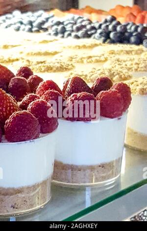 USA, Boston - Janvier 2018 - gâteaux au fromage garni de fruits rouges en vente dans une pâtisserie locale Banque D'Images