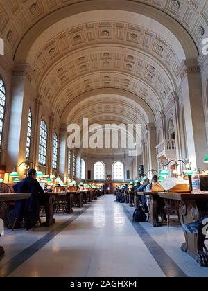 USA, Boston - Janvier 2018 - Bibliothèque publique de Boston -Bates Salle de lecture, premier bienfaiteur, qui occupe toute la face avant de la moitié de l'étage où l Banque D'Images