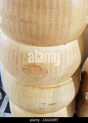 USA, Boston - Janvier 2018 - Roues de parmegiano reggiano empilés pour la vente Banque D'Images