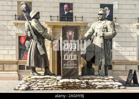 BUDAPEST, HONGRIE - Mars 2018 : statues de soldats à l'extérieur de l'entrée d'une exposition de la Première Guerre mondiale à Budapest Banque D'Images