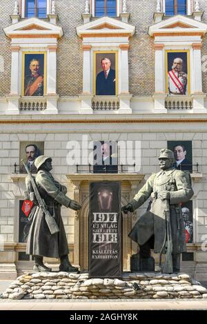 BUDAPEST, HONGRIE - Mars 2018 : statues de soldats à l'extérieur de l'entrée d'une exposition de la Première Guerre mondiale à Budapest Banque D'Images