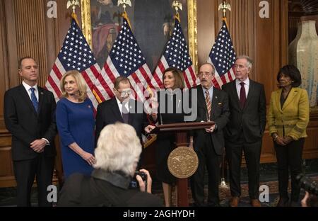 Décembre 18, 2019, Washington, District of Columbia, USA : Le Président de la Chambre des représentants des Etats-Unis Nancy Pelosi (démocrate de Californie), centre, tient une conférence de presse à l'issue du vote sur les deux articles de destitution contre le président américain, Donald J. Trump dans le Capitole à Washington, DC le Mercredi, Décembre 18, 2019. De gauche à droite : représentant des États-Unis Adam Schiff (démocrate de Californie), président, Comité permanent de la Chambre US sur le renseignement ; Représentant des États-Unis Carolyn Maloney (démocrate de New York), président, Comité de surveillance de la Chambre ; Banque D'Images