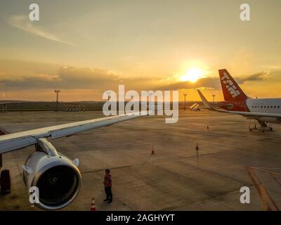 deux avions avec le coucher du soleil à l'aéroport international de Belo Horizonte au Brésil Banque D'Images