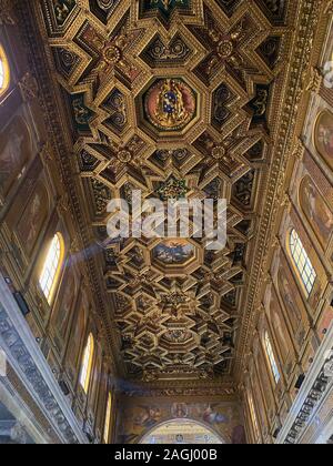 Basiliek à Rome avec plafond d'art Banque D'Images