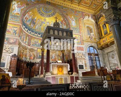 Basiliek à Rome avec plafond d'art Banque D'Images