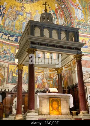 Basiliek à Rome avec plafond d'art Banque D'Images