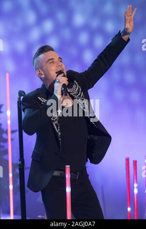 Robbie Williams effectue pendant le tournage pour le Graham Norton Show à BBC Television Centre 6 Studioworks, Wood Lane, Londres, pour être diffusé sur BBC One le vendredi soir. Photo date : Jeudi 19 Décembre, 2019. Crédit photo doit se lire : PA au nom de tant d'images satellite Banque D'Images