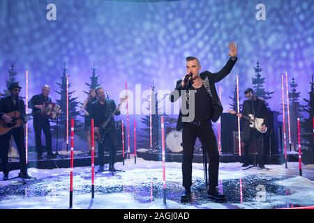 Robbie Williams effectue pendant le tournage pour le Graham Norton Show à BBC Television Centre 6 Studioworks, Wood Lane, Londres, pour être diffusé sur BBC One le vendredi soir. Photo date : Jeudi 19 Décembre, 2019. Crédit photo doit se lire : PA au nom de tant d'images satellite Banque D'Images