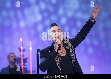 Robbie Williams effectue pendant le tournage pour le Graham Norton Show à BBC Television Centre 6 Studioworks, Wood Lane, Londres, pour être diffusé sur BBC One le vendredi soir. Photo date : Jeudi 19 Décembre, 2019. Crédit photo doit se lire : PA au nom de tant d'images satellite Banque D'Images