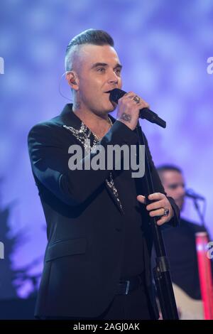 Robbie Williams effectue pendant le tournage pour le Graham Norton Show à BBC Television Centre 6 Studioworks, Wood Lane, Londres, pour être diffusé sur BBC One le vendredi soir. Photo date : Jeudi 19 Décembre, 2019. Crédit photo doit se lire : PA au nom de tant d'images satellite Banque D'Images