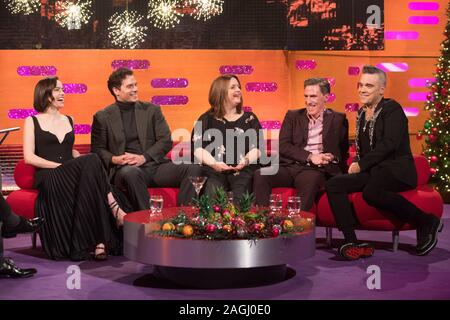 (De gauche à droite) Daisy Ridley, Henry Cavill, Ruth Jones, Rob Brydon et Robbie Williams pendant le tournage pour le Graham Norton Show à BBC Television Centre 6 Studioworks, Wood Lane, Londres, pour être diffusé sur BBC One le vendredi soir. Photo date : Jeudi 19 Décembre, 2019. Crédit photo doit se lire : PA au nom de tant d'images satellite Banque D'Images