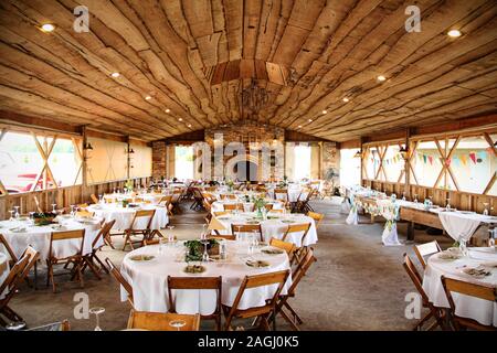 Mis en place dans les tables de banquet rustique pour un mariage Banque D'Images