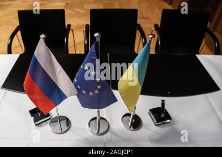 19 décembre 2019, Berlin : les drapeaux de la Russie (l-r), l'UE et l'Ukraine, sont sur une table dans le ministère de l'économie avant qu'une conférence de presse à l'issue de négociations entre la Russie et l'Ukraine à la médiation de l'UE et l'Allemagne. La Russie et l'Ukraine ont conclu un accord de principe sur un nouveau contrat de transit du gaz. Photo : Paul Zinken/dpa Banque D'Images