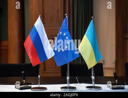 19 décembre 2019, Berlin : les drapeaux de la Russie (l-r), l'UE et l'Ukraine, sont sur une table dans le ministère de l'économie avant qu'une conférence de presse à l'issue de négociations entre la Russie et l'Ukraine à la médiation de l'UE et l'Allemagne. La Russie et l'Ukraine ont conclu un accord de principe sur un nouveau contrat de transit du gaz. Photo : Paul Zinken/dpa Banque D'Images