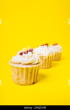 Les gâteaux avec crème blanche et remplissage de fraise sur un fond jaune. La boulangerie et sucreries. Banque D'Images