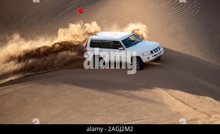 white nissan patrouille super safari escalade dune sable barbotage sable autour dans dasht e lut ou sahara désert Banque D'Images