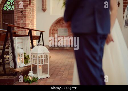 Sanctuaire de l'église avant une cérémonie de mariage. Chaises vides pour la mariée et le marié Banque D'Images
