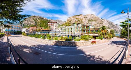 Limone sul Garda, Lombardie, Italie - le 12 septembre 2019 : panorama de ville confortable street de Limone sul Garda avec les arbres en croissance, de confortables hôtels avec t Banque D'Images