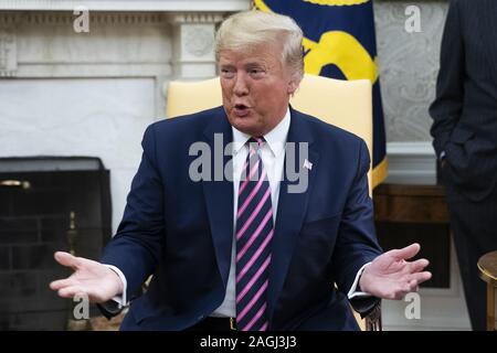 Le président américain, Donald J. Trump parle lors d'une réunion avec le Représentant Jeff Van Drew (pas sur la photo) du New Jersey le jour d'après la Chambre des représentants des États-Unis dans le Trump, destitué Bureau ovale de la Maison Blanche à Washington, DC, USA, le 19 décembre 2019. Jeff Van représentant a appelé du New Jersey a été l'un des trois-démocrates qui a quitté le parti de s'opposer à l'une ou l'autre des articles d'impeachment adopté à la Chambre des Représentants. Van a appelé l'a dit qu'il passera au parti républicain. Photo de Michael Reynolds/UPI Banque D'Images