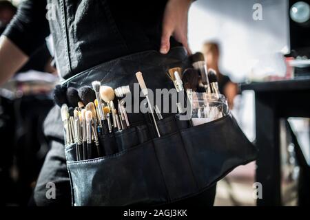 Gros plan sur un make-up artist's belt pendant le défilé de mode, backstage photo. Banque D'Images