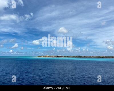 Aruba-11/2/19 : une vue de la côte d'Aruba à partir d'un bateau de croisière dans le port à venir. Banque D'Images