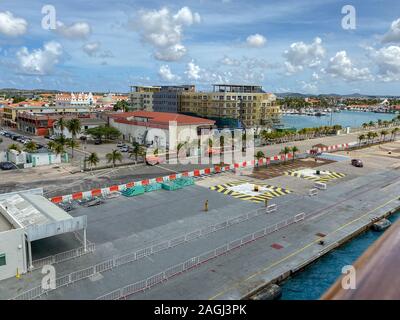 Aruba-11/2/19 : La vue depuis un bateau de croisière naviguant dans le port d'Aruba. Banque D'Images