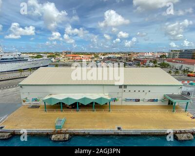 Aruba-11/2/19 : La vue depuis un bateau de croisière naviguant dans le port d'Aruba. Banque D'Images