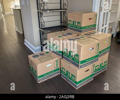 Orlando, FL/USA-11/11/19 : une vie réelle des cartons emballés et prêts pour les déménageurs de les prendre à leur nouvelle maison. Banque D'Images