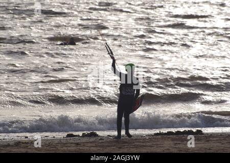 Kitesurf Exmouth, Kitesurfer découpé sur la mer argentée sur une journée l'hiver. Devon, UK Banque D'Images