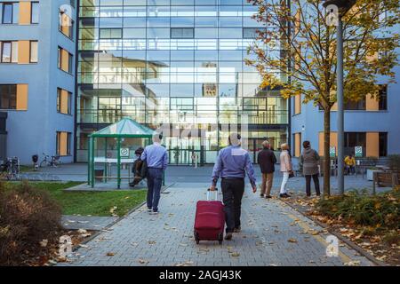 21 octobre, 2018. Allemagne, Krefeld. Entrée de Creveld clinique à Helios, près de la ville de Dusseldorf. Hôpital européen moderne. Un patient de sexe masculin va Banque D'Images