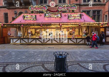 Stand avec des bonbons sur le marché de noel sur la vieille ville de Wroclaw en Silésie région de Pologne Banque D'Images