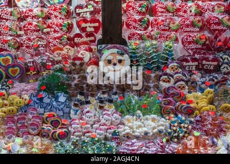 Sucettes décorées sur un étal au cours de marché de noel sur la vieille ville de Wroclaw en Silésie région de Pologne Banque D'Images